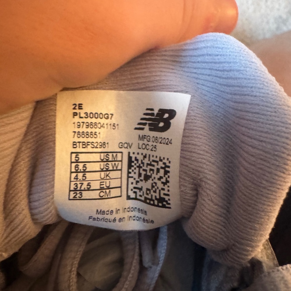 New Balance Women’s Gray and White Cleats NEVER WORN - Picture 4 of 4
